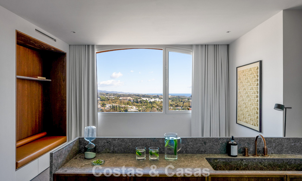 Penthouse en duplex rénové à vendre, à distance de marche des commodités dans la vallée du golf de Nueva Andalucia, Marbella 793389