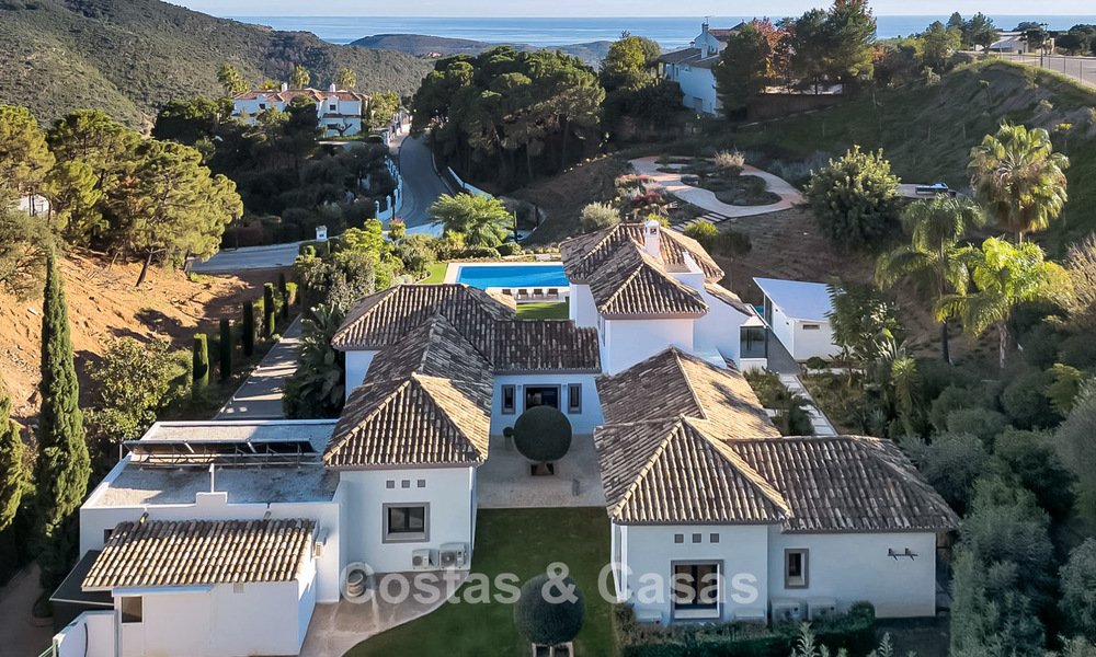 Luxueuse villa de style méditerranéen à vendre dans une communauté fermée entourée de nature à Marbella - Benahavis 776505