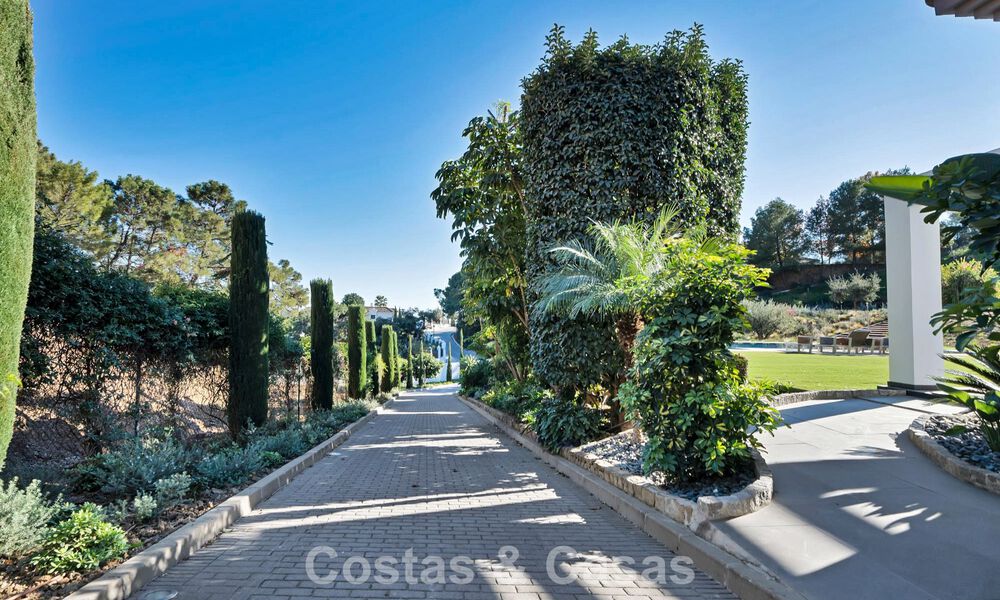 Luxueuse villa de style méditerranéen à vendre dans une communauté fermée entourée de nature à Marbella - Benahavis 776506