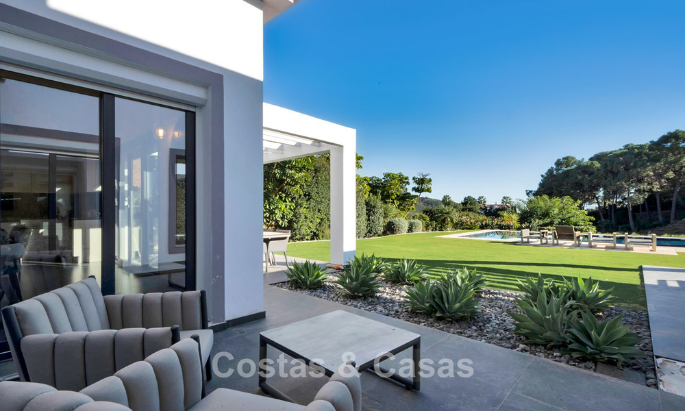 Luxueuse villa de style méditerranéen à vendre dans une communauté fermée entourée de nature à Marbella - Benahavis 776512