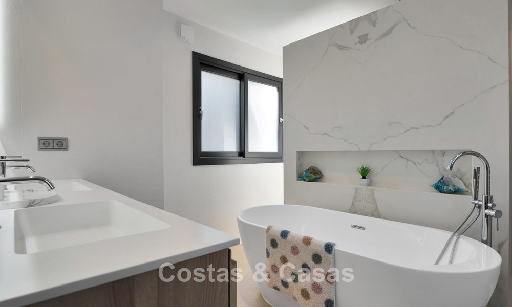 Luxueuse villa de style méditerranéen à vendre dans une communauté fermée entourée de nature à Marbella - Benahavis 776531