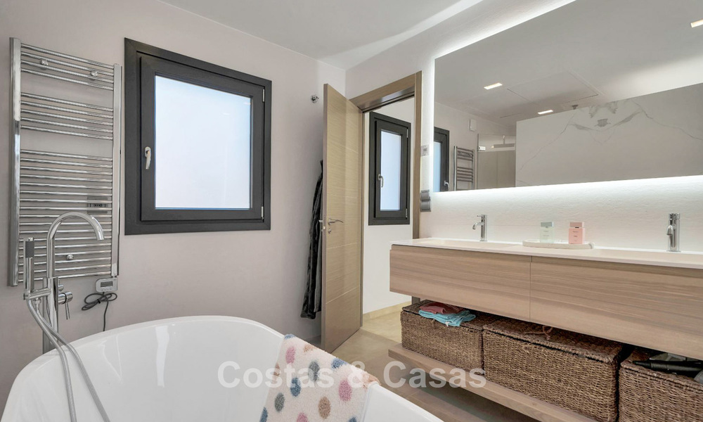 Luxueuse villa de style méditerranéen à vendre dans une communauté fermée entourée de nature à Marbella - Benahavis 776532