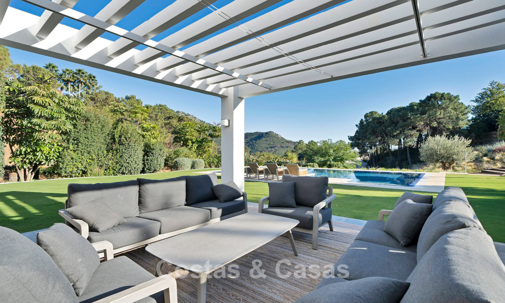 Luxueuse villa de style méditerranéen à vendre dans une communauté fermée entourée de nature à Marbella - Benahavis 776539