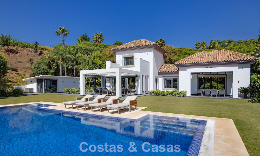 Luxueuse villa de style méditerranéen à vendre dans une communauté fermée entourée de nature à Marbella - Benahavis 805692