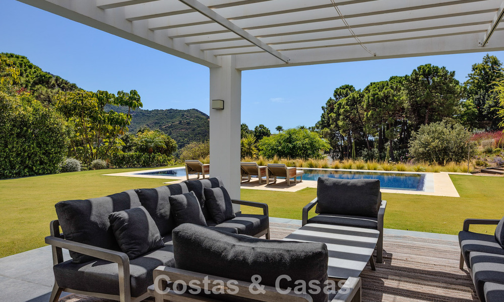 Luxueuse villa de style méditerranéen à vendre dans une communauté fermée entourée de nature à Marbella - Benahavis 805695