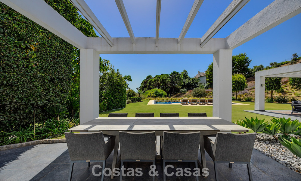 Luxueuse villa de style méditerranéen à vendre dans une communauté fermée entourée de nature à Marbella - Benahavis 805700