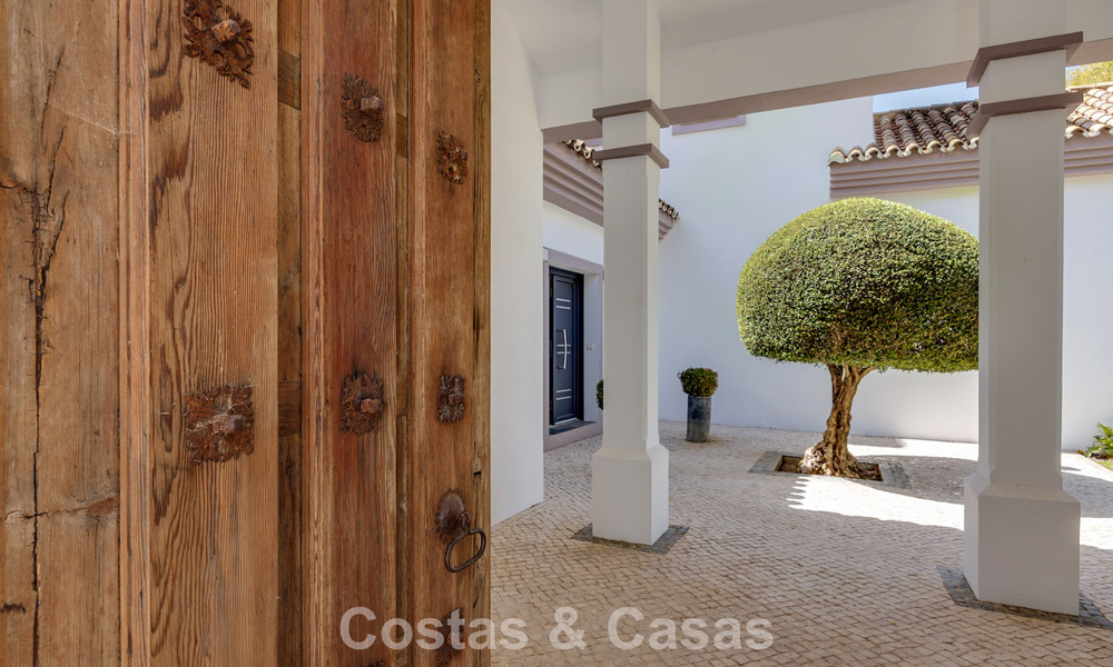 Luxueuse villa de style méditerranéen à vendre dans une communauté fermée entourée de nature à Marbella - Benahavis 805710