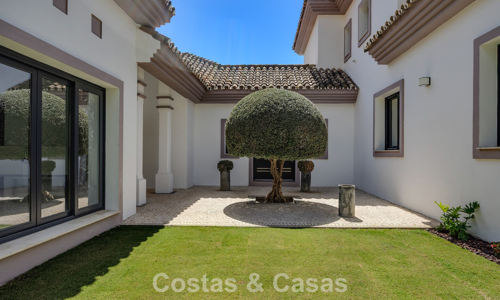 Luxueuse villa de style méditerranéen à vendre dans une communauté fermée entourée de nature à Marbella - Benahavis 805711