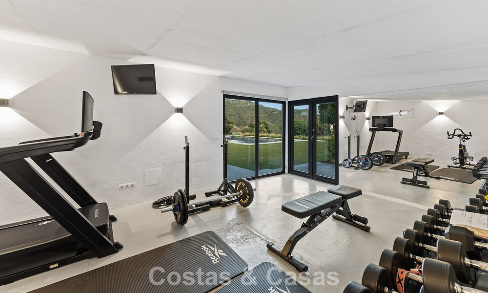 Luxueuse villa de style méditerranéen à vendre dans une communauté fermée entourée de nature à Marbella - Benahavis 805715