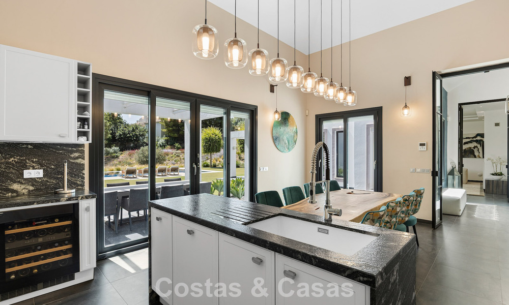 Luxueuse villa de style méditerranéen à vendre dans une communauté fermée entourée de nature à Marbella - Benahavis 805721