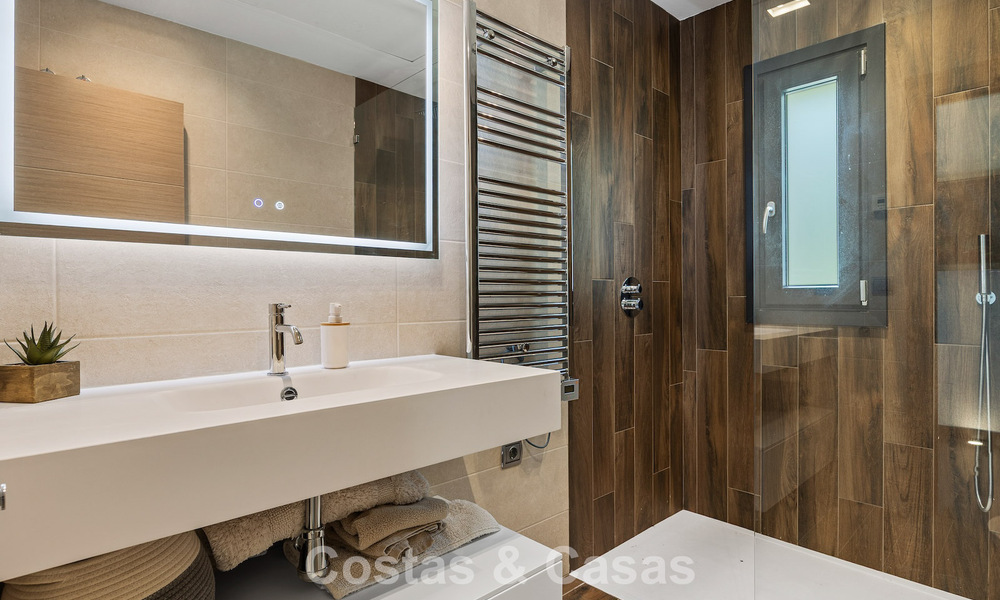 Luxueuse villa de style méditerranéen à vendre dans une communauté fermée entourée de nature à Marbella - Benahavis 805726