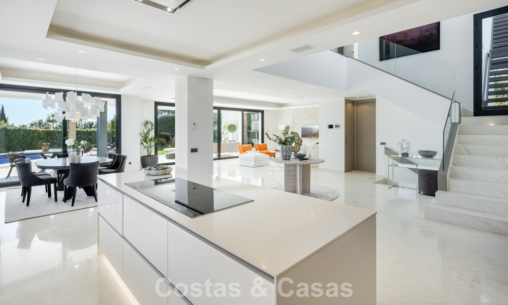 Villa de luxe contemporaine à vendre, dans un quartier résidentiel exclusif et fermé sur le prestigieux Golden Mile de Marbella 776672
