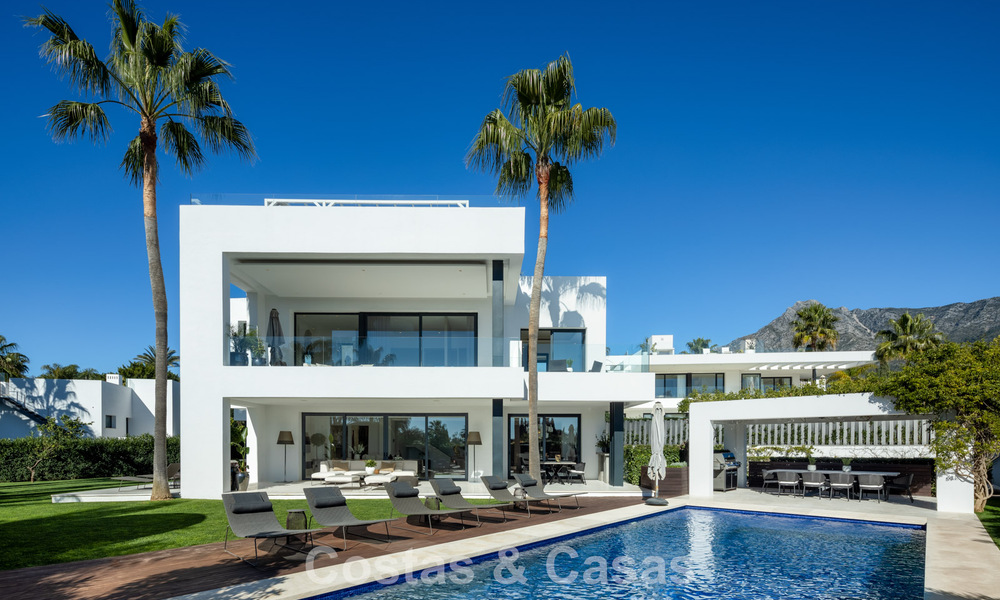 Villa de luxe contemporaine à vendre, dans un quartier résidentiel exclusif et fermé sur le prestigieux Golden Mile de Marbella 776704