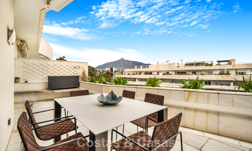 Penthouse en duplex exclusif à vendre, à proximité de la plage à Puerto Banus, Marbella 776979