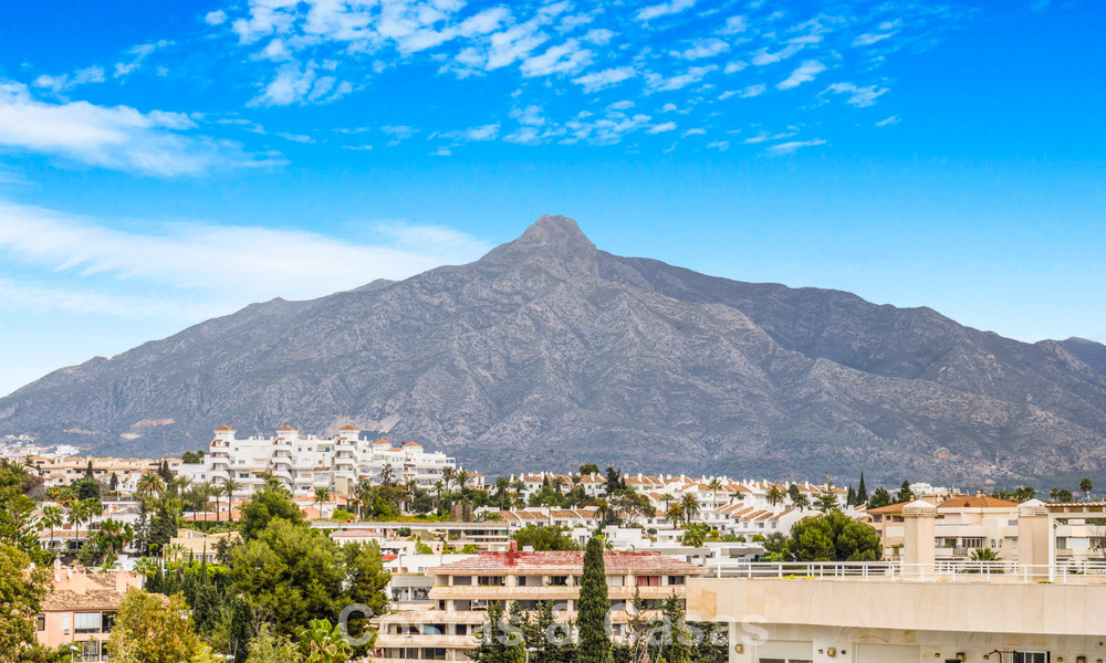 Penthouse en duplex exclusif à vendre, à proximité de la plage à Puerto Banus, Marbella 776988