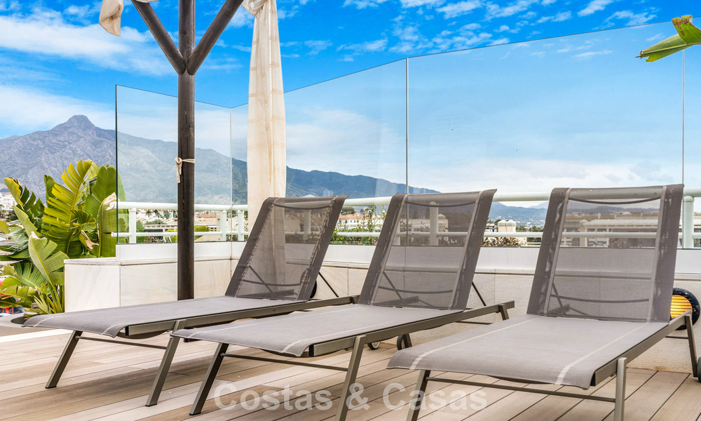 Penthouse en duplex exclusif à vendre, à proximité de la plage à Puerto Banus, Marbella 776995