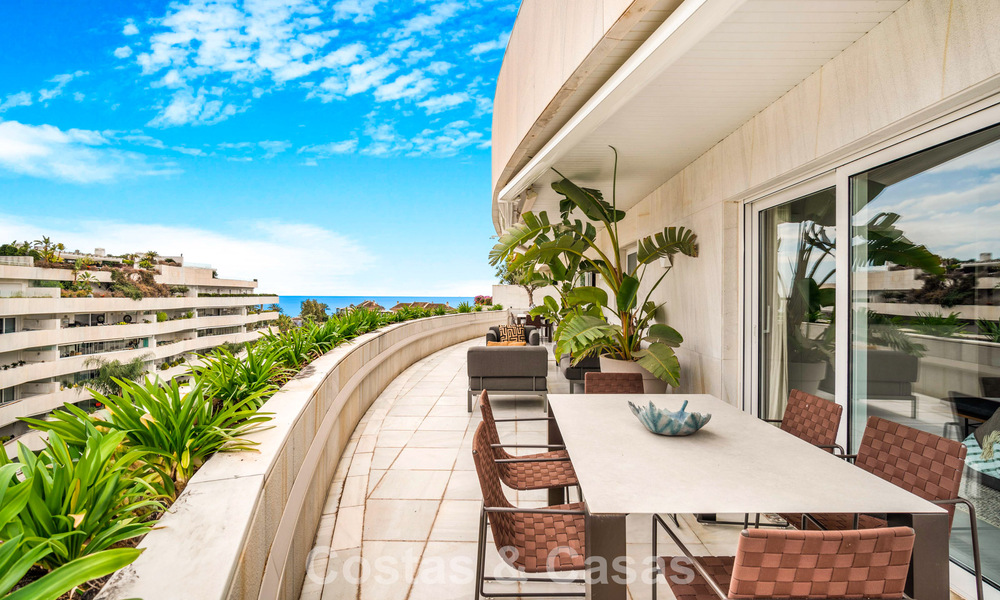 Penthouse en duplex exclusif à vendre, à proximité de la plage à Puerto Banus, Marbella 777017
