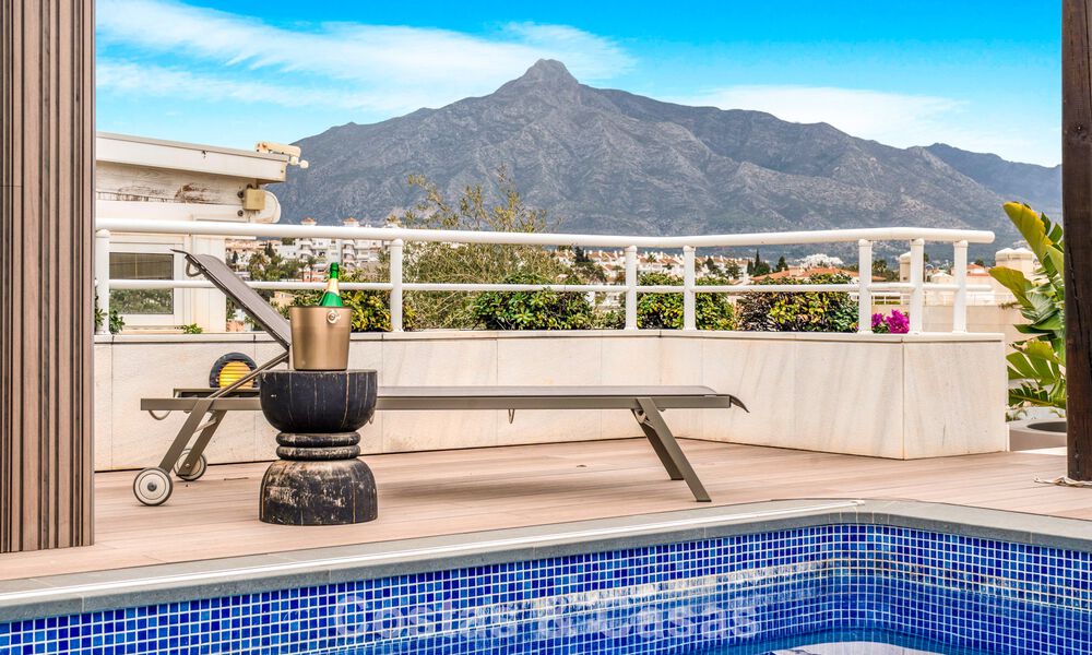 Penthouse en duplex exclusif à vendre, à proximité de la plage à Puerto Banus, Marbella 777021