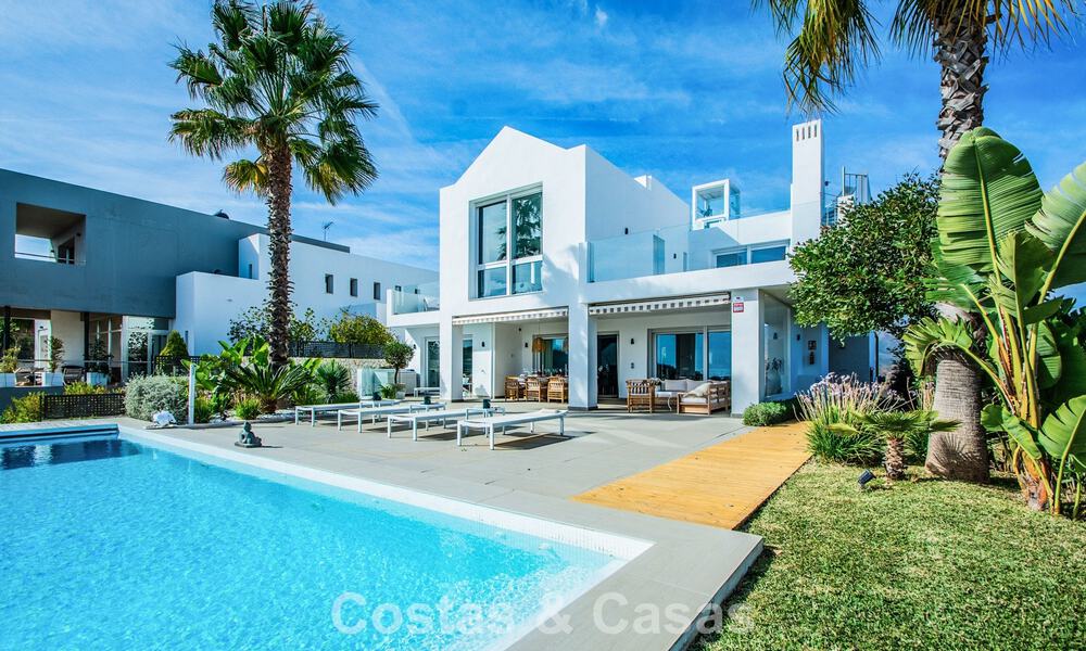 Villa de luxe méditerranéenne contemporaine avec vue panoramique sur les montagnes et la mer à vendre à Marbella Est 776841