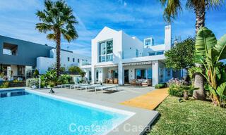 Villa de luxe méditerranéenne contemporaine avec vue panoramique sur les montagnes et la mer à vendre à Marbella Est 776841 