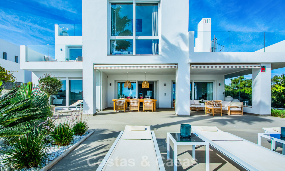 Villa de luxe méditerranéenne contemporaine avec vue panoramique sur les montagnes et la mer à vendre à Marbella Est 776842