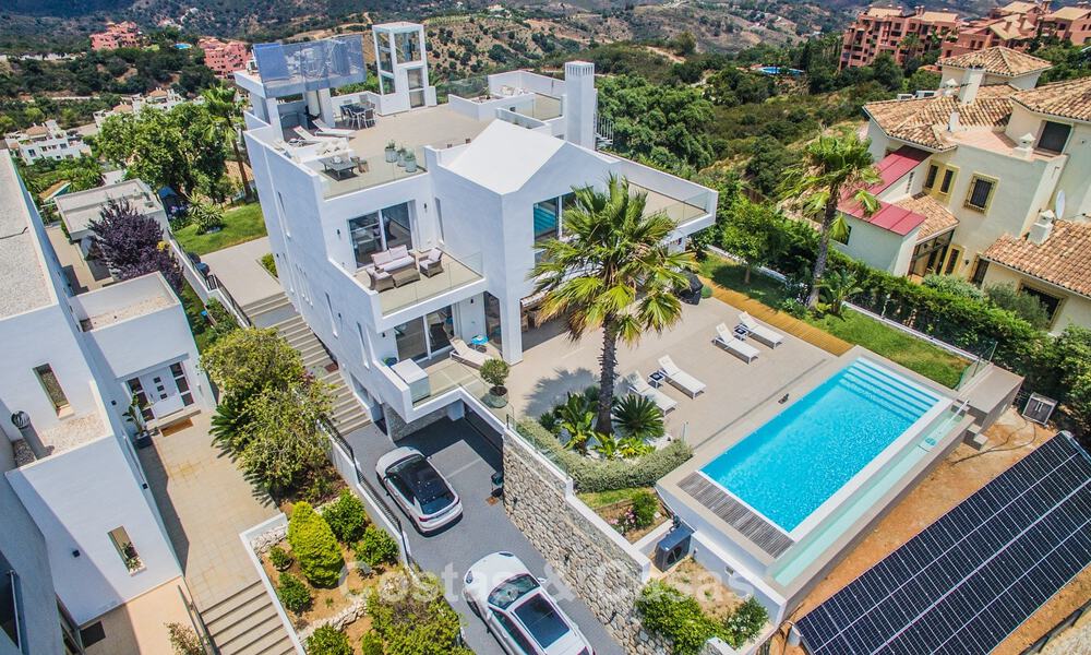 Villa de luxe méditerranéenne contemporaine avec vue panoramique sur les montagnes et la mer à vendre à Marbella Est 776847