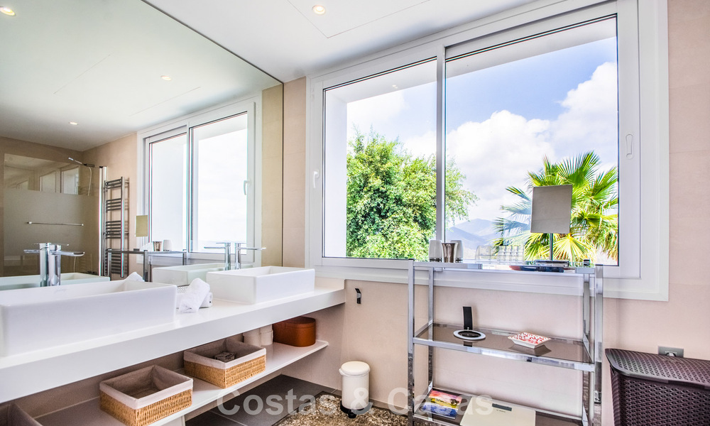Villa de luxe méditerranéenne contemporaine avec vue panoramique sur les montagnes et la mer à vendre à Marbella Est 776848