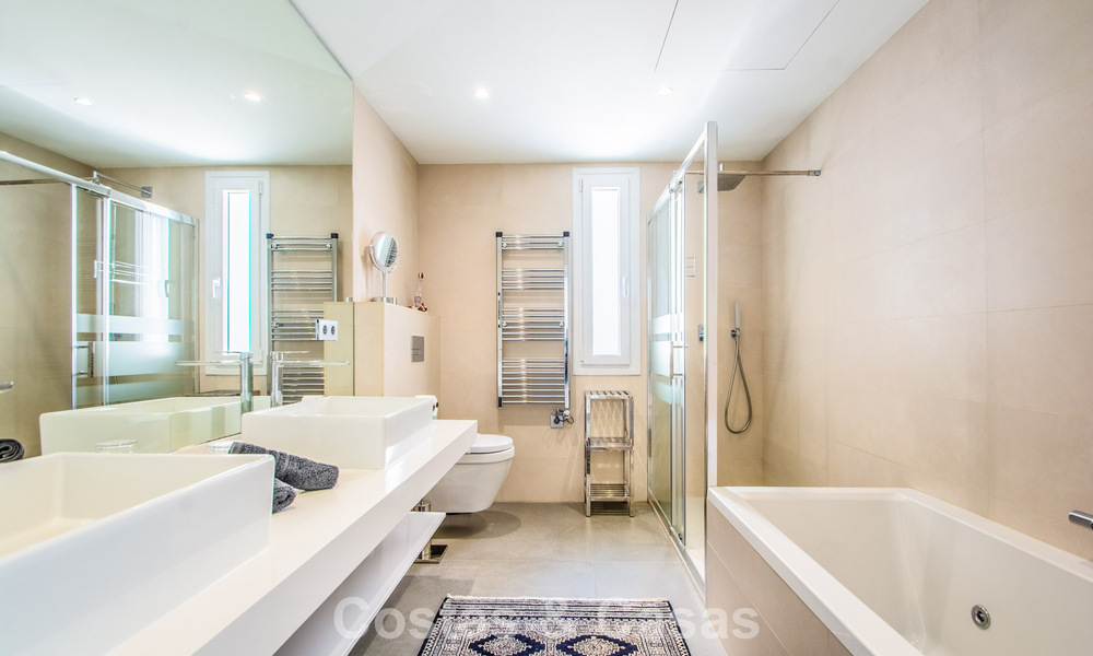 Villa de luxe méditerranéenne contemporaine avec vue panoramique sur les montagnes et la mer à vendre à Marbella Est 776855