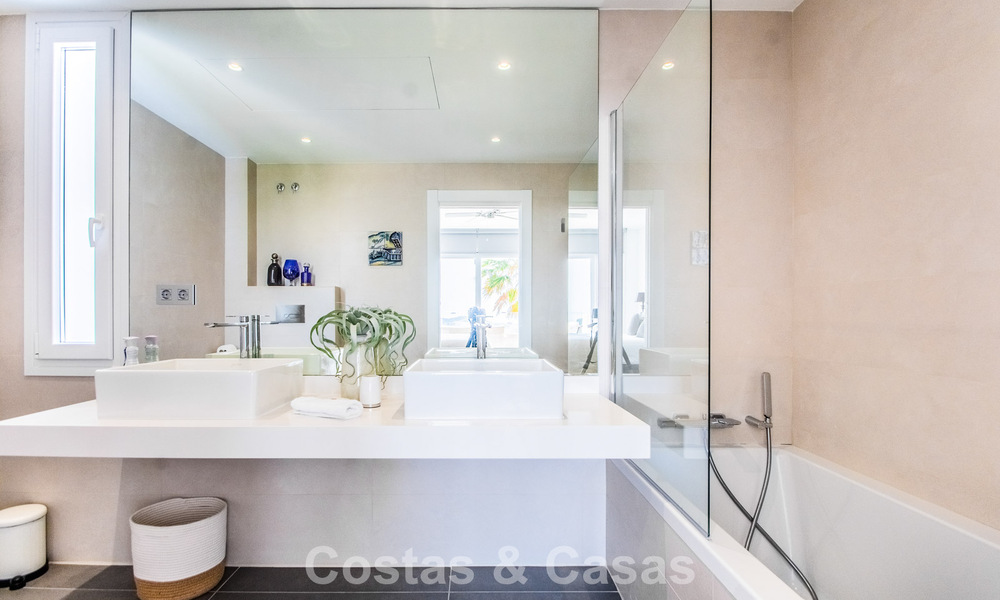 Villa de luxe méditerranéenne contemporaine avec vue panoramique sur les montagnes et la mer à vendre à Marbella Est 776863