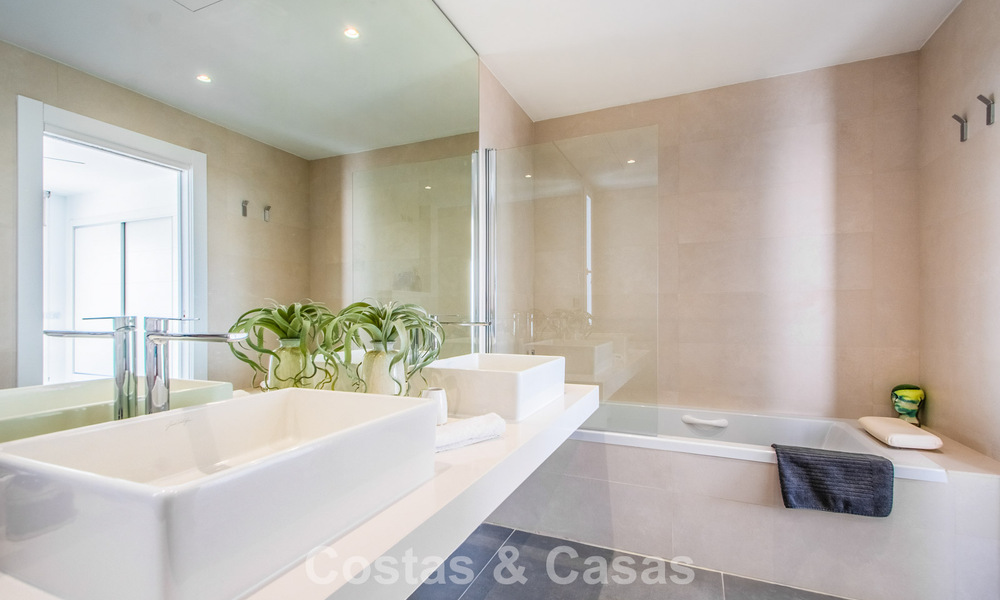 Villa de luxe méditerranéenne contemporaine avec vue panoramique sur les montagnes et la mer à vendre à Marbella Est 776864