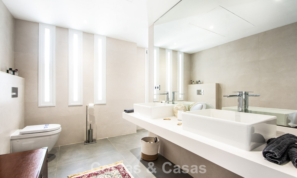 Villa de luxe méditerranéenne contemporaine avec vue panoramique sur les montagnes et la mer à vendre à Marbella Est 776868