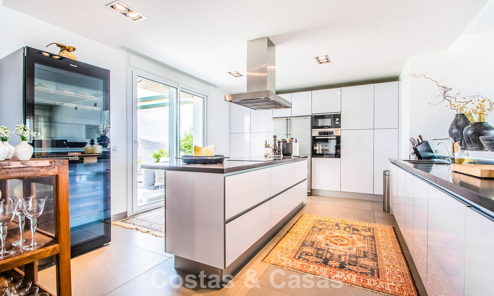 Villa de luxe méditerranéenne contemporaine avec vue panoramique sur les montagnes et la mer à vendre à Marbella Est 776883