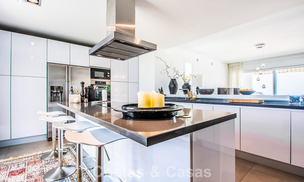 Villa de luxe méditerranéenne contemporaine avec vue panoramique sur les montagnes et la mer à vendre à Marbella Est 776885