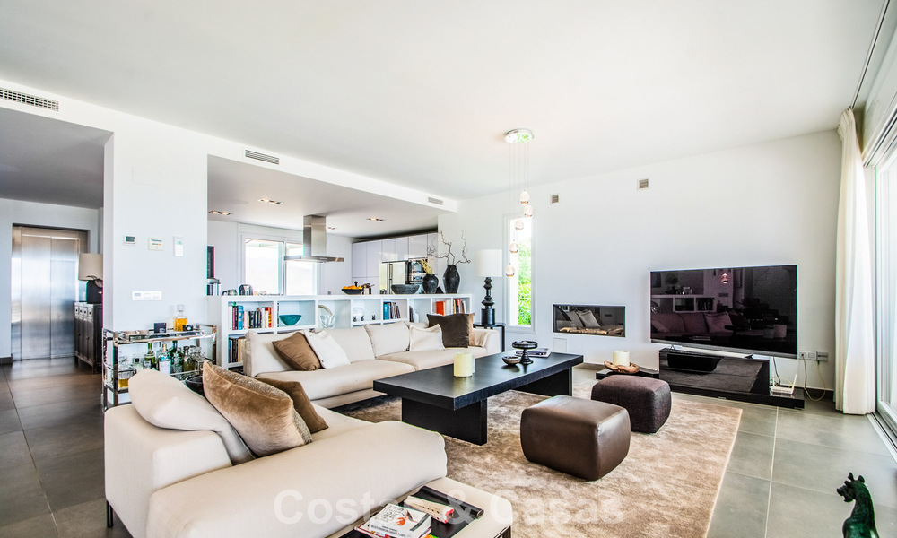 Villa de luxe méditerranéenne contemporaine avec vue panoramique sur les montagnes et la mer à vendre à Marbella Est 776888