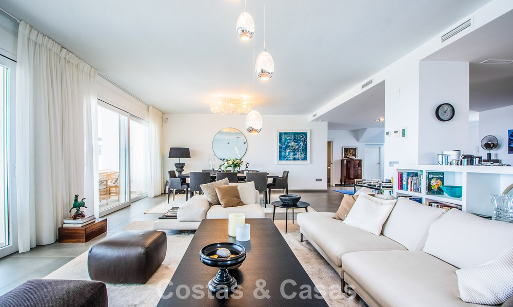 Villa de luxe méditerranéenne contemporaine avec vue panoramique sur les montagnes et la mer à vendre à Marbella Est 776892