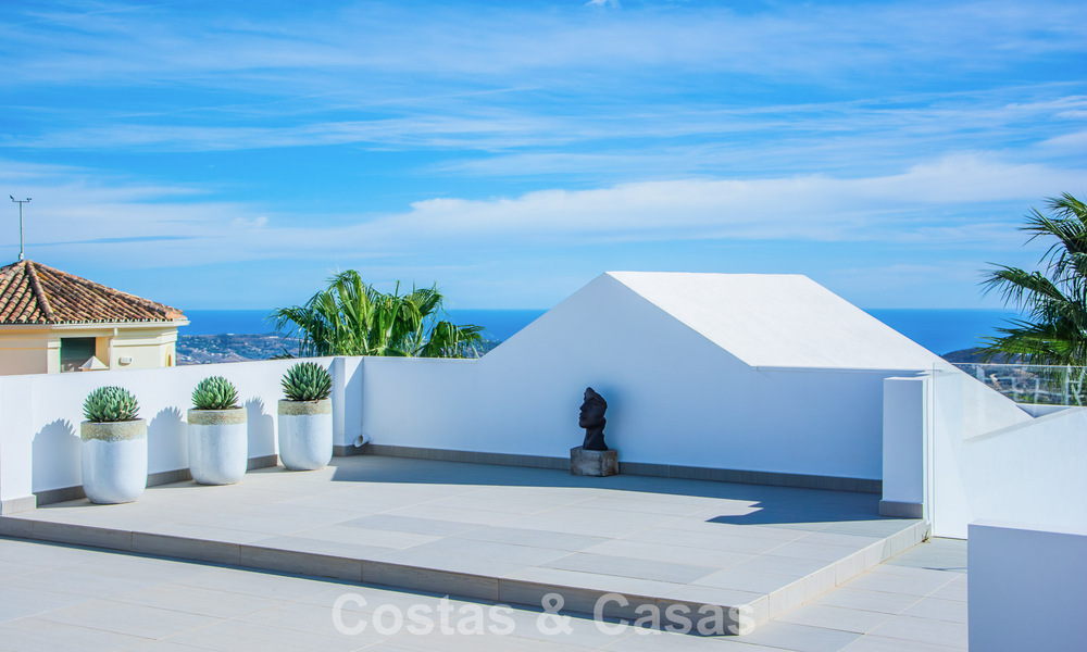 Villa de luxe méditerranéenne contemporaine avec vue panoramique sur les montagnes et la mer à vendre à Marbella Est 776899
