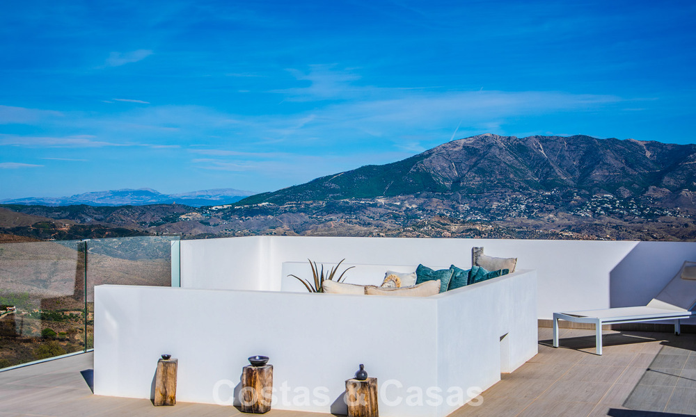 Villa de luxe méditerranéenne contemporaine avec vue panoramique sur les montagnes et la mer à vendre à Marbella Est 776900