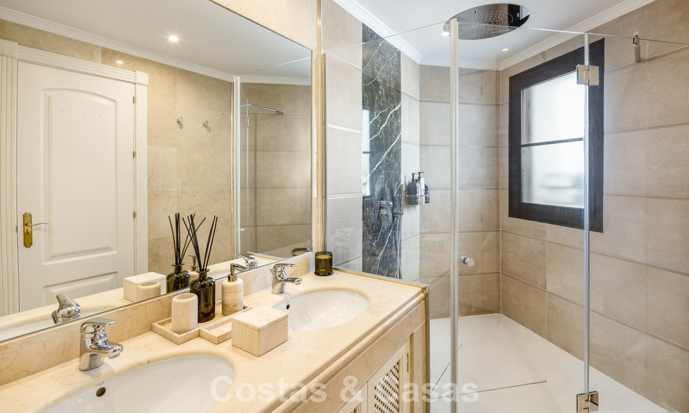 Villa de luxe prête à emménager à vendre en bordure d'un parcours de golf de premier ordre à La Quinta, Marbella - Benahavis 777075