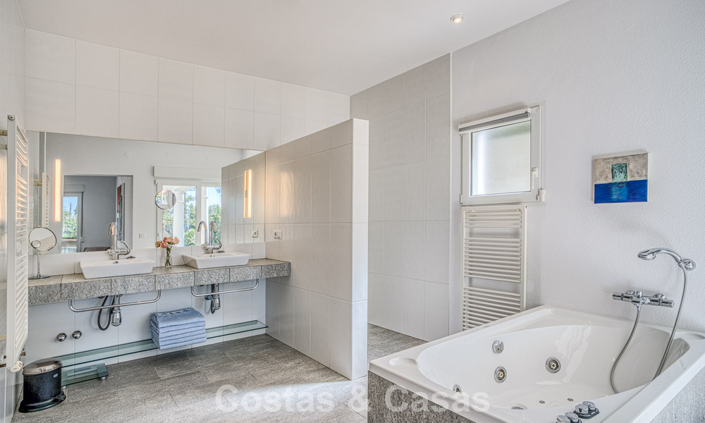 Spacieuse villa familiale de 4 chambres avec vue sur la mer à vendre dans un quartier résidentiel recherché à Marbella Est 777260