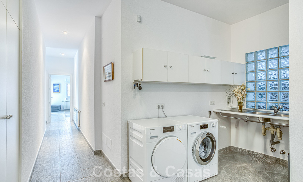 Spacieuse villa familiale de 4 chambres avec vue sur la mer à vendre dans un quartier résidentiel recherché à Marbella Est 777267