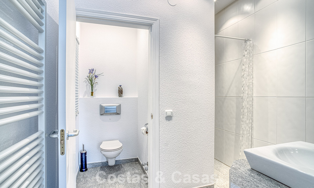 Spacieuse villa familiale de 4 chambres avec vue sur la mer à vendre dans un quartier résidentiel recherché à Marbella Est 777269
