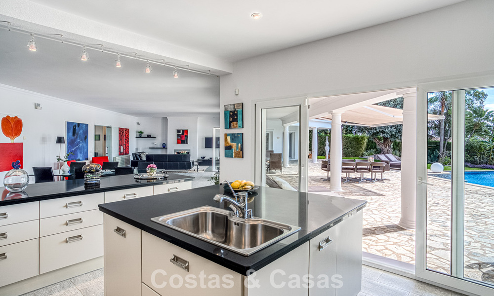 Spacieuse villa familiale de 4 chambres avec vue sur la mer à vendre dans un quartier résidentiel recherché à Marbella Est 777275