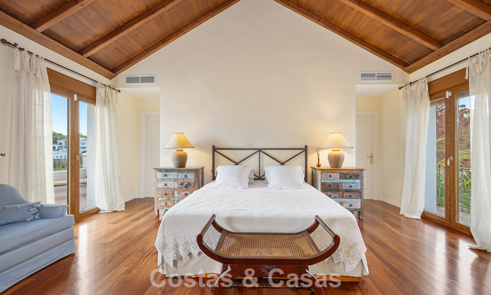 Spacieuse villa andalouse avec vue panoramique sur la mer à vendre dans un complexe de golf cinq étoiles à Marbella - Benahavis 777456