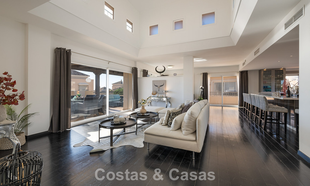 Magnifique penthouse en duplex à vendre, à distance de marche des commodités et de la plage à Elviria, Marbella 777808