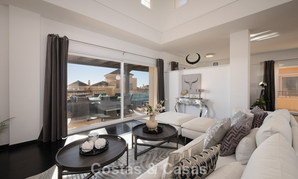 Magnifique penthouse en duplex à vendre, à distance de marche des commodités et de la plage à Elviria, Marbella 777809
