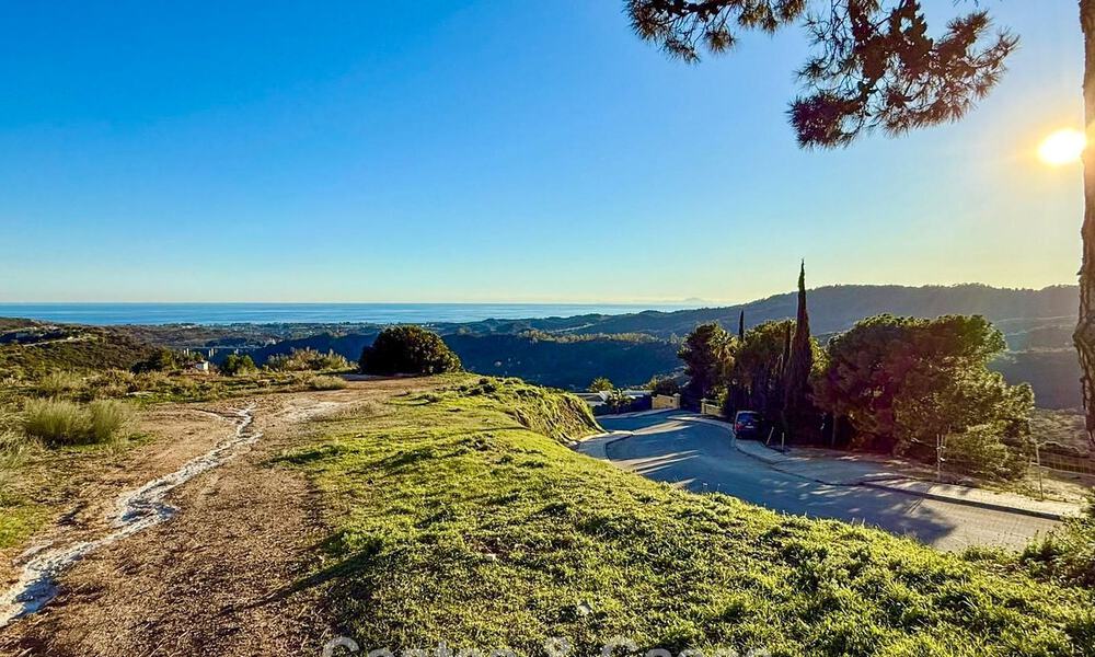 Terrain avec vue sur la mer à vendre dans une urbanisation sécuree sur les collines de Benahavis - Marbella 777823