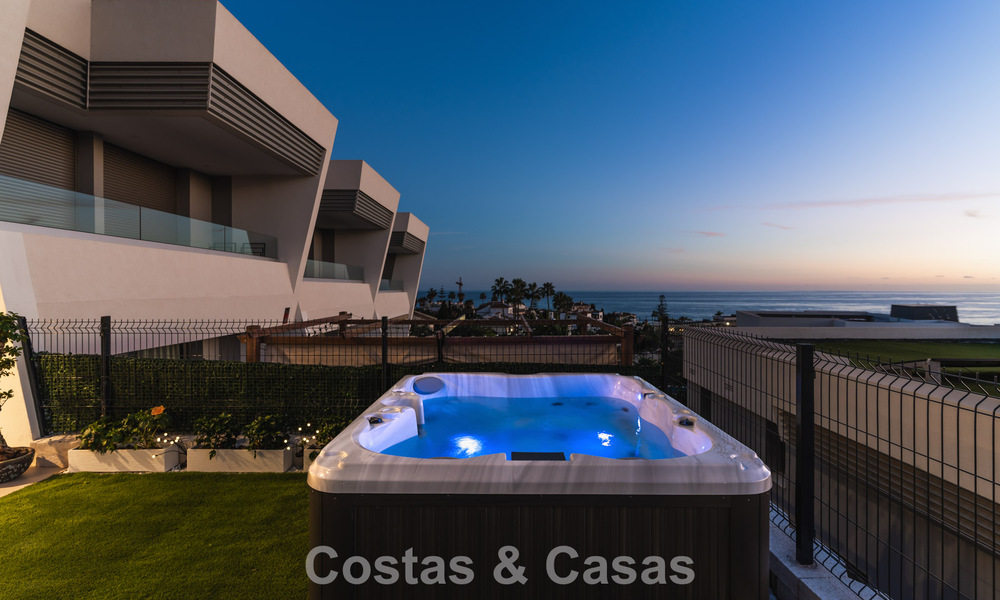 Villa en rangée de conception moderniste avec vue sur la mer à vendre dans un complexe de premier plan à Mijas Costa, Costa del Sol 777831
