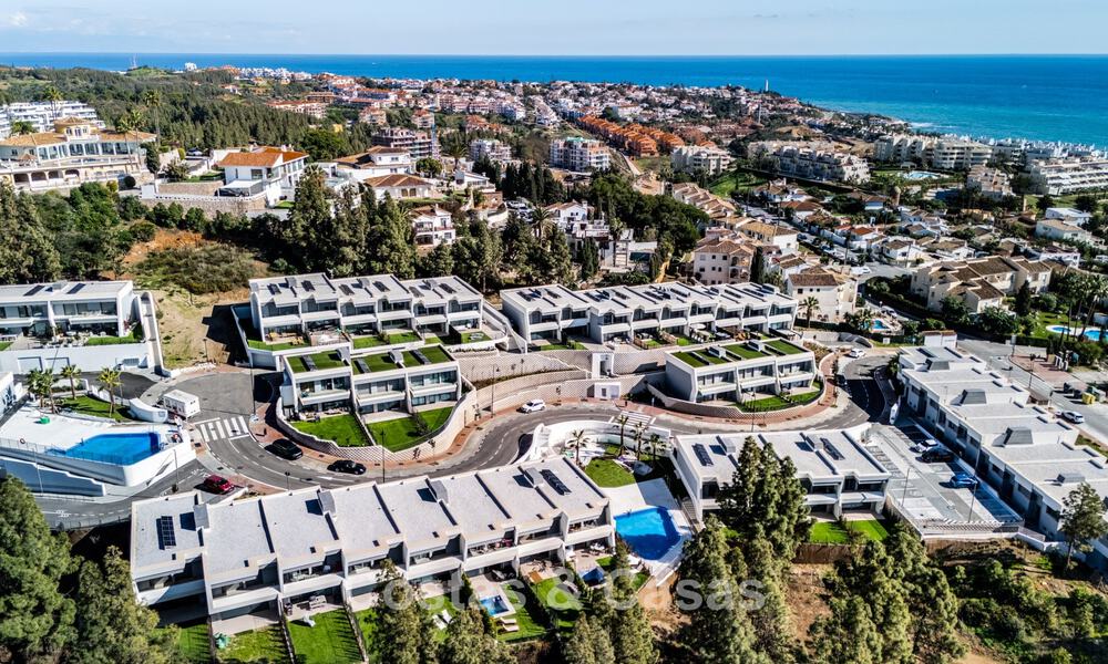 Villa en rangée de conception moderniste avec vue sur la mer à vendre dans un complexe de premier plan à Mijas Costa, Costa del Sol 777836