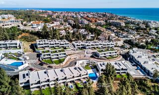 Villa en rangée de conception moderniste avec vue sur la mer à vendre dans un complexe de premier plan à Mijas Costa, Costa del Sol 777836 