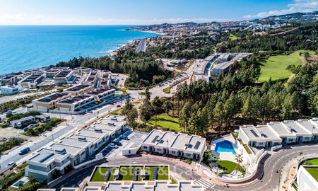 Villa en rangée de conception moderniste avec vue sur la mer à vendre dans un complexe de premier plan à Mijas Costa, Costa del Sol 777838